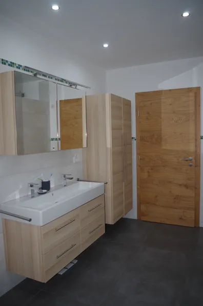 Badezimmer mit Holzmöbel
